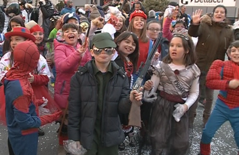 Els escolars omplen Santa Coloma amb la màgia del carnaval