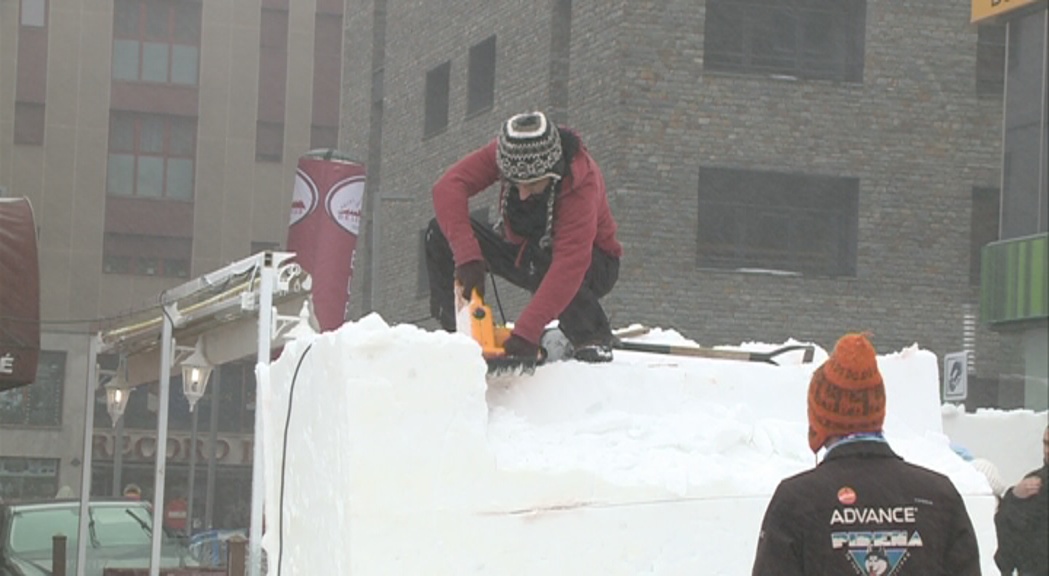 Els artistes comencen a esculpir la neu