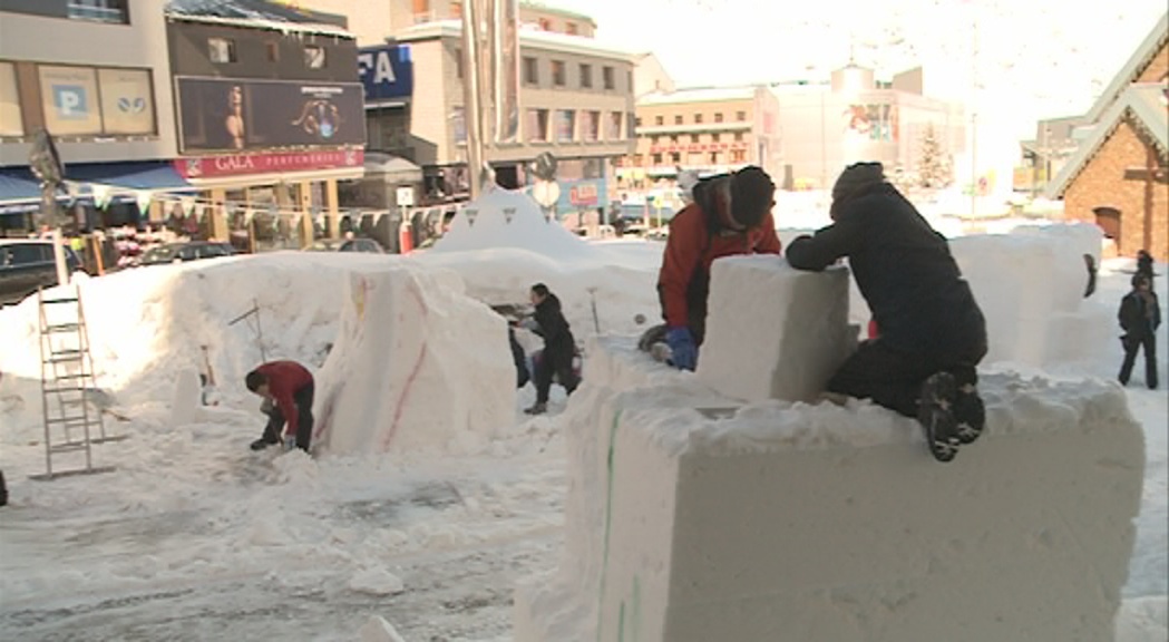 Més de 50 artistes comencen a donar forma a les escultures de neu del Pas de Casa