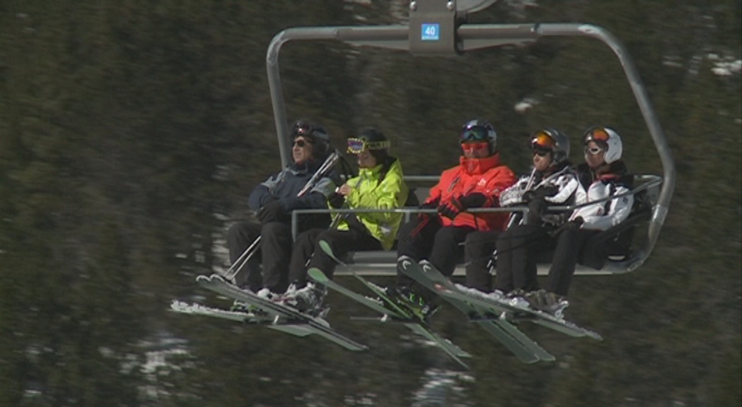 Els últims esquiadors de la temporada gaudeixen de gruixos fins als 130 cm