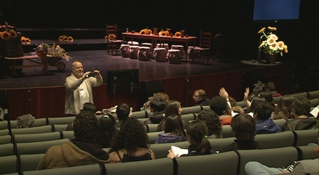 Alumnes de l'Institut espanyol coneixen de prop una producció d'òpera
