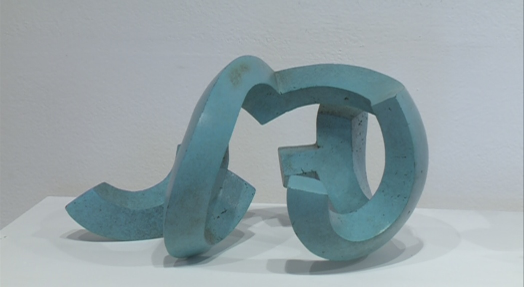 L'escultor Ángel Camino juga amb els volums a la galeria Pilar Riberaygua