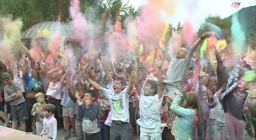 Més de 300 persones tenyeixen de color el Prat Gran d'Encamp amb la Festa Holi índia