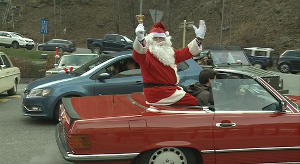Els infants de la Gavernera gaudeixen dels vehicles clàssics aprofitant la visita del Pare Noel
