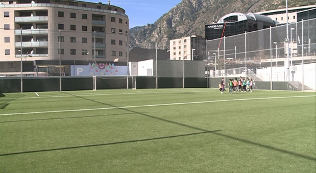 El camp de futbol 7 del Prat del Roure renova la gespa artificial