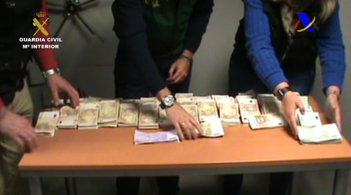 La guàrdia civil desmantella un entramat societari que enviava diners a Andorra amb helicòpter