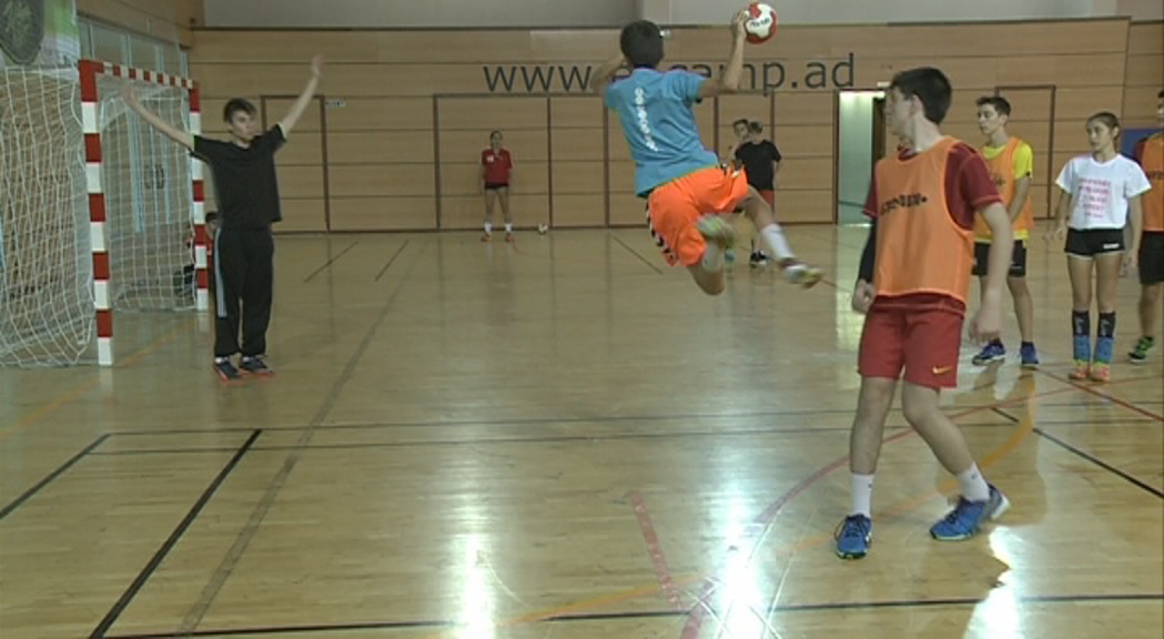 El Total Handball Camp especialitza en la disciplina una vuitantena de nens i joves al Pas