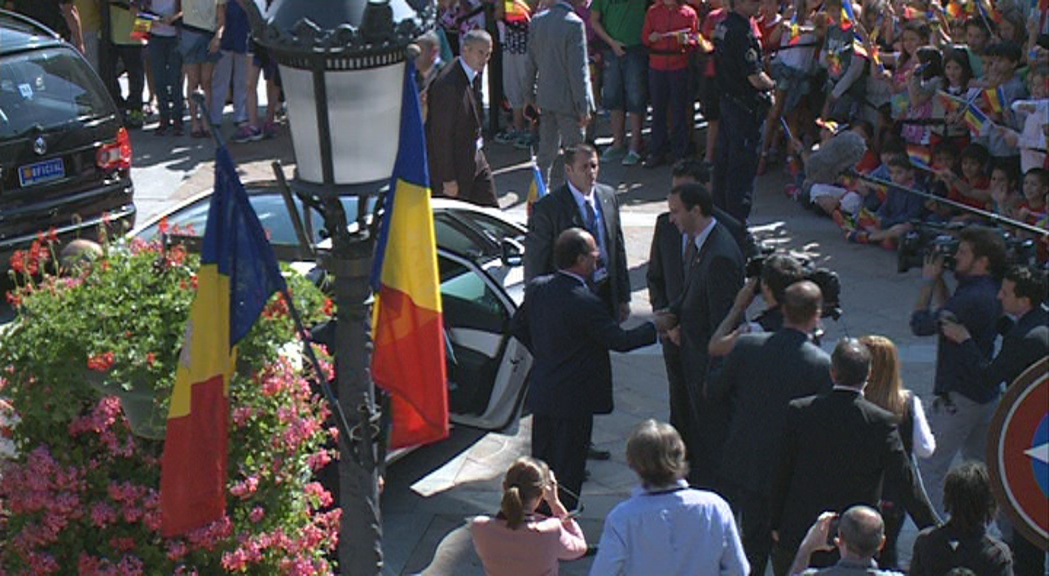 Els ciutadans de la Massana reben Hollande a la plaça de l'Església