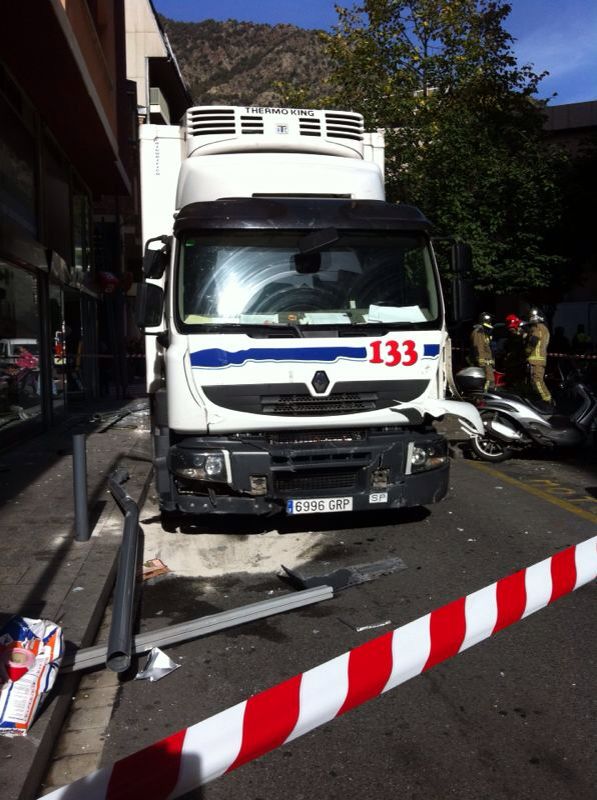 Un camió desfrenat impacta contra tres fanals i tres cotxes al centre d'Andorra la Vella