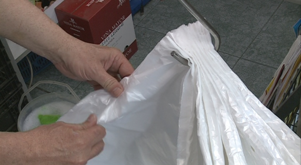 Comerciants i clients, escèptics davant les noves mesures per reduir l'ús de bosses de plàstic