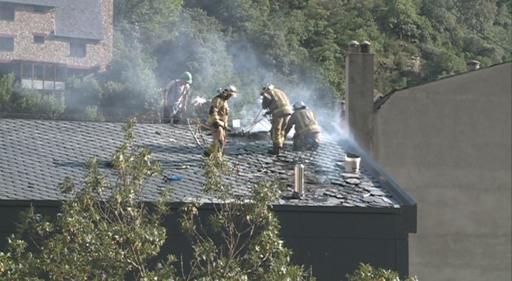 S'incendia una teulada al centre de Sant Julià