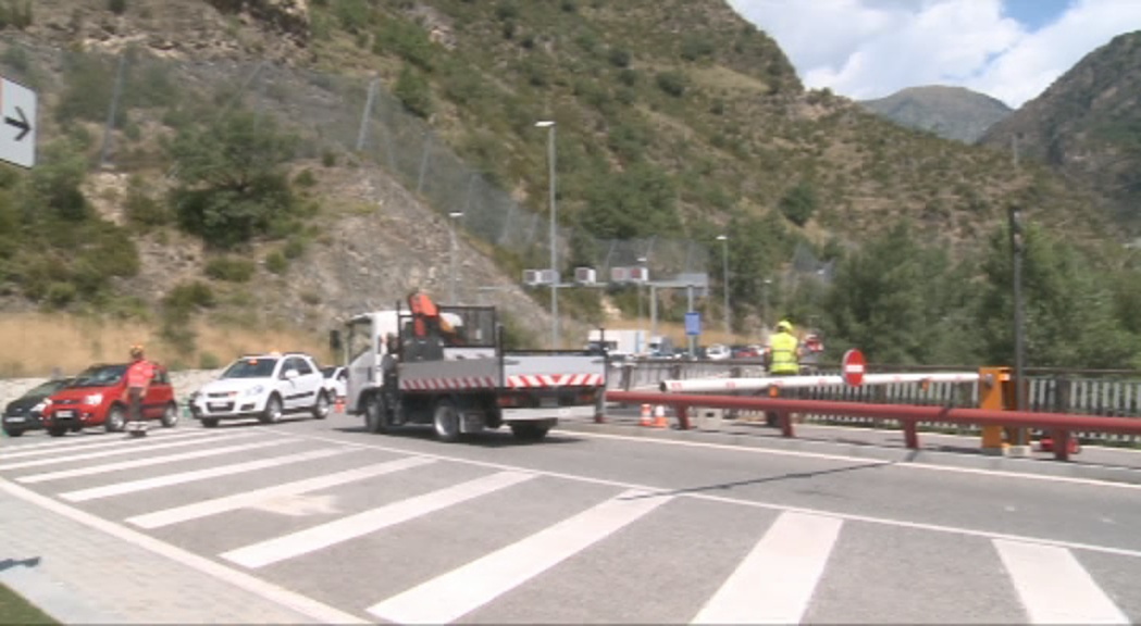 Un incident amb un camió obliga a tallar el Túnel de la Tàpia