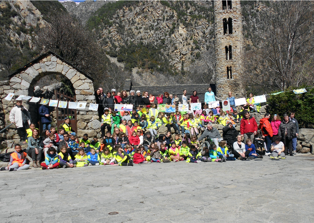 La 'Grande Lessive' reuneix 110 persones a Santa Coloma