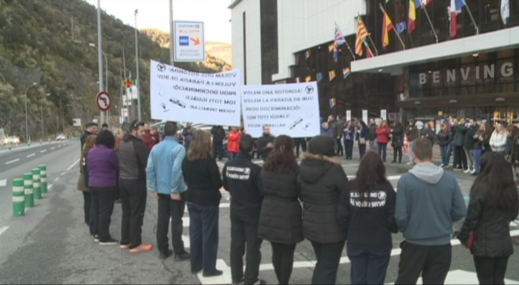 Més de 600 treballadors del Punt de Trobada es manifestaran per reivindicar una rotonda i l'arribada de l'autobús