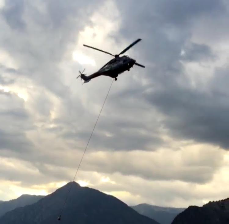 Un helicòpter Puma treballa sobre la canonada del llac d'Engolasters