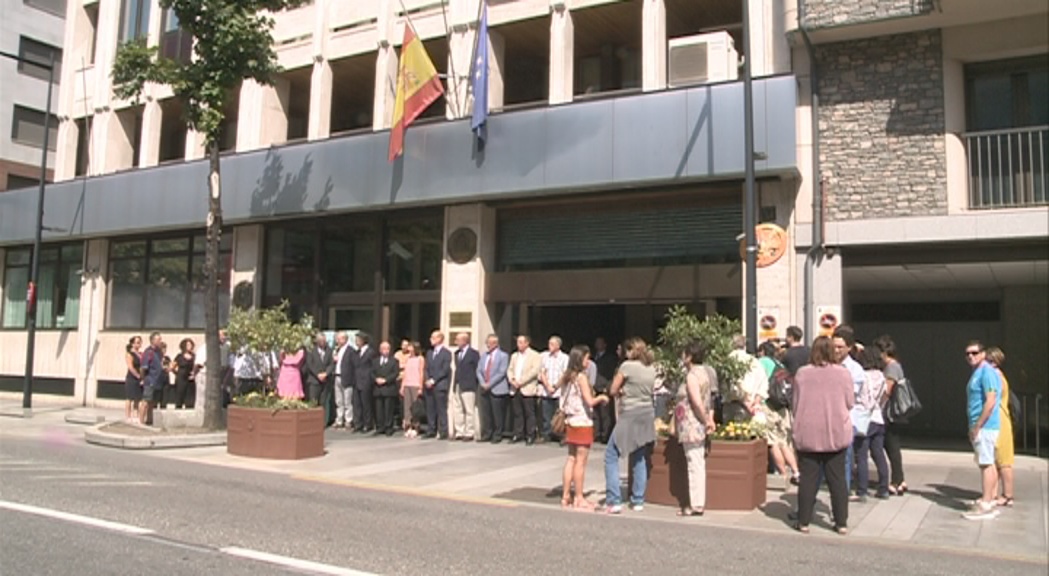 Minut de silenci a l'ambaixada d'Espanya