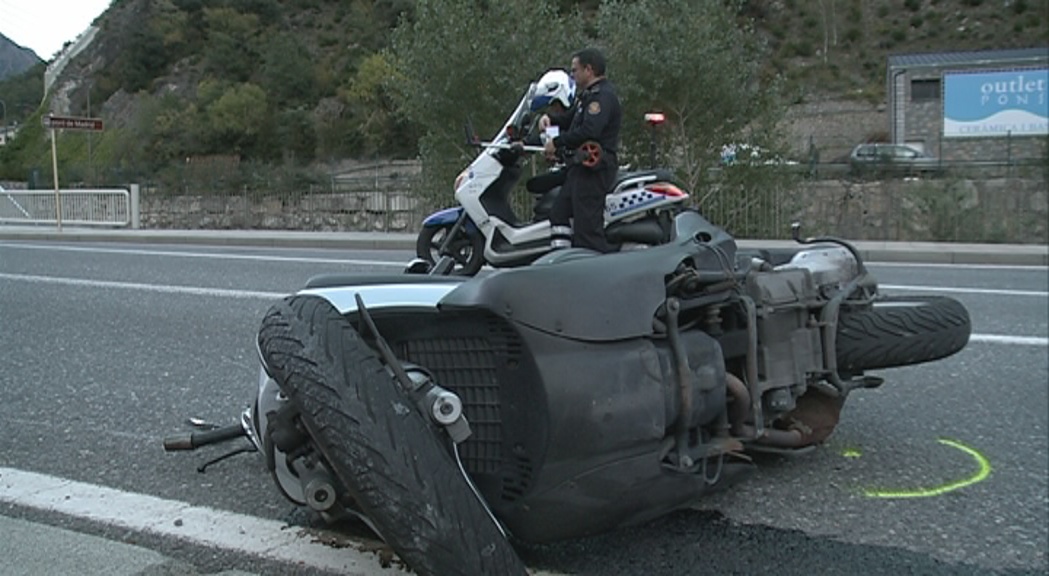 Un motorista en situació crítica però estable després d'un accident al pont de Madrid