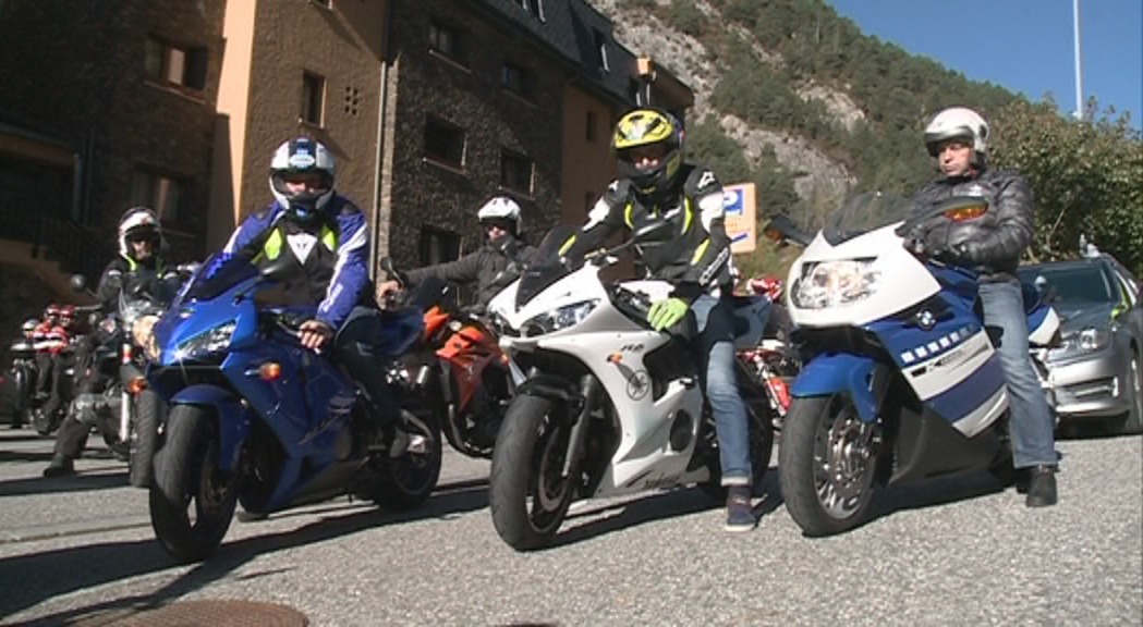 400 motos omplen els carrers per la 12a concentració del Moto Club Andorra