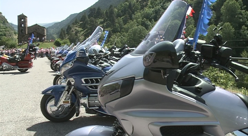 300 motocicletes Goldwings omplen les carreteres del país