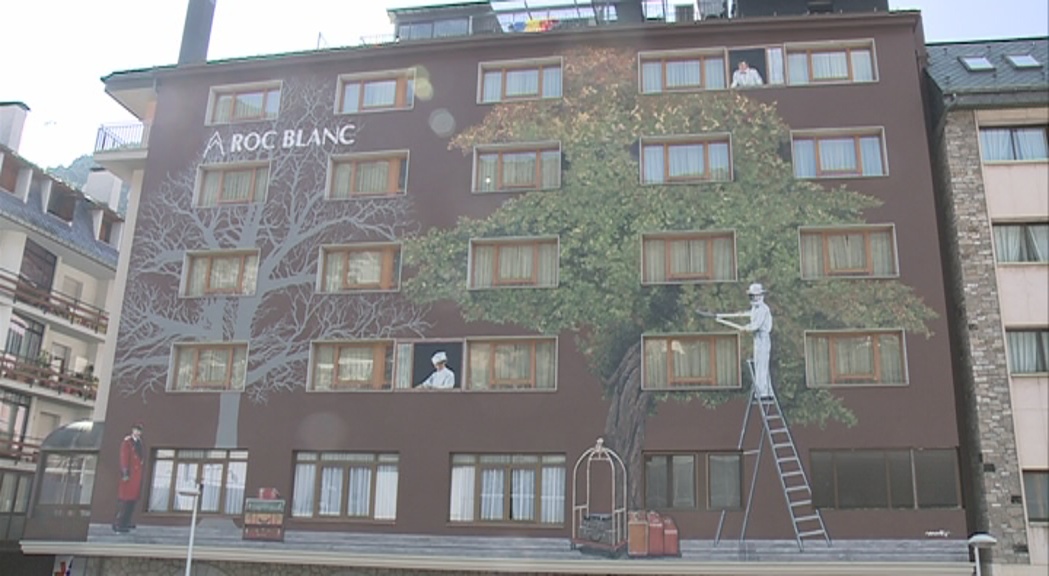La façana posterior de l'hotel Roc Blanc, escenari del nou mural de Samantha Bosque