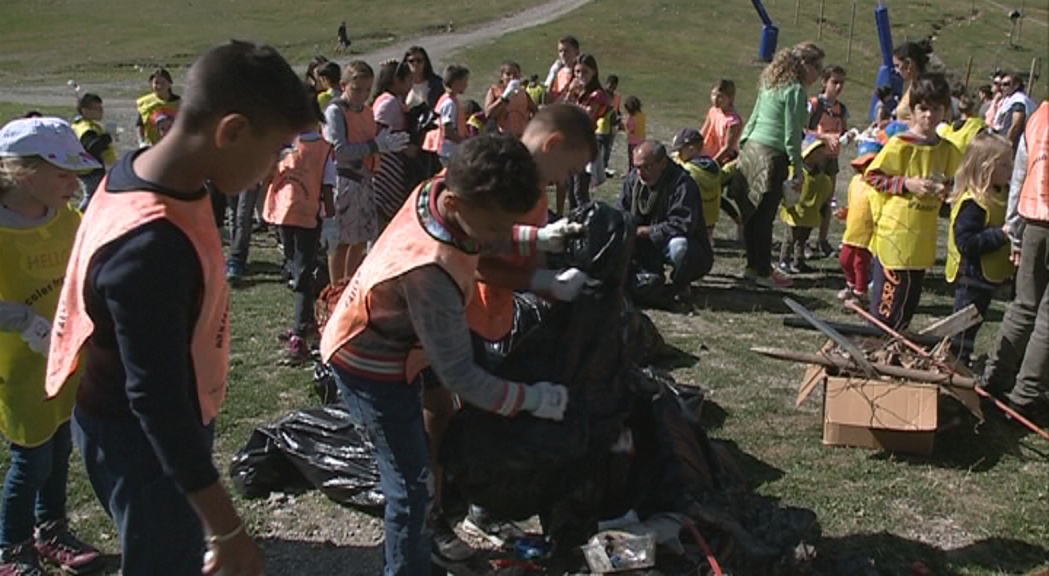 Uns 70 nens de l'escola francesa del Pas s'impliquen en la recollida d'escombraries