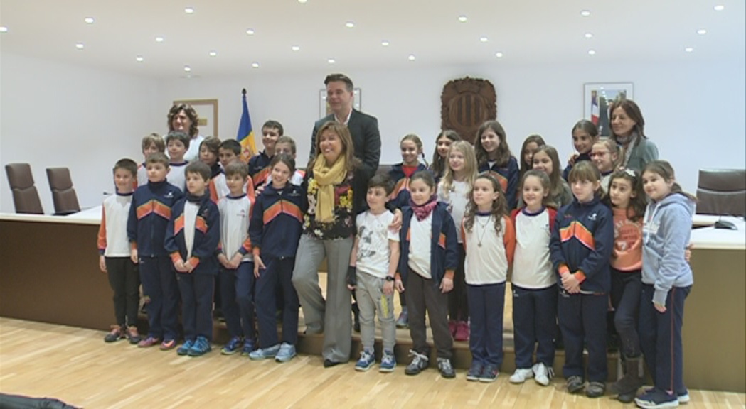 Una trentena de nens descobreixen el comú d'Andorra la Vella i la feina dels cònsols