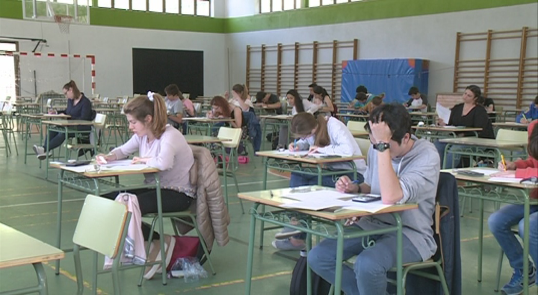 Nervis entre els prop de 130 alumnes que s'examinen de la selectivitat a l'Institut Espanyol