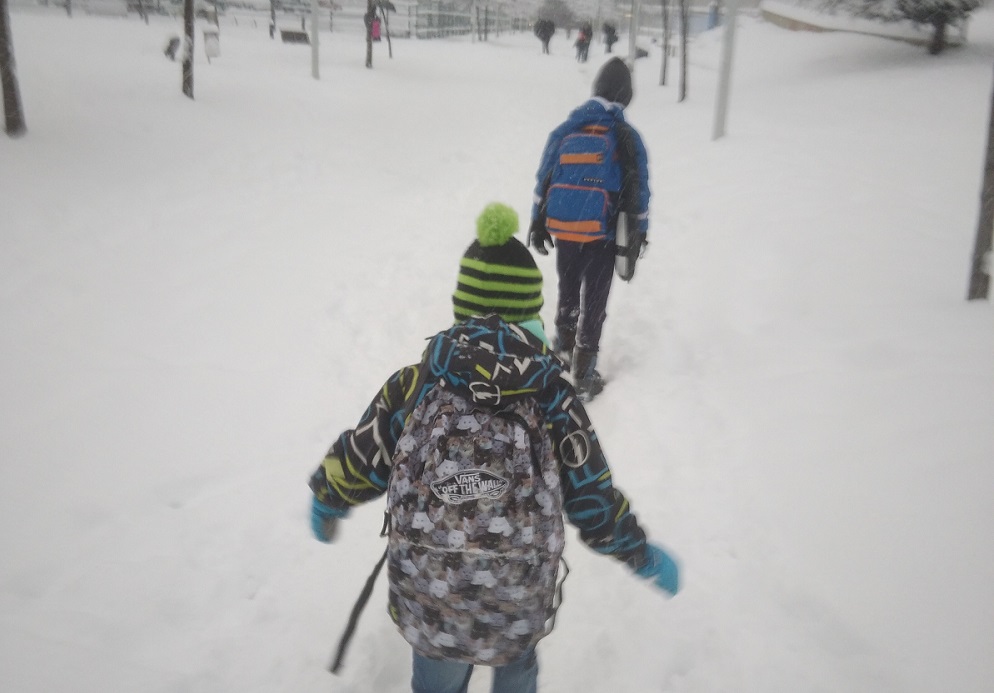 La neu complica la circulació i l'accés a les escoles