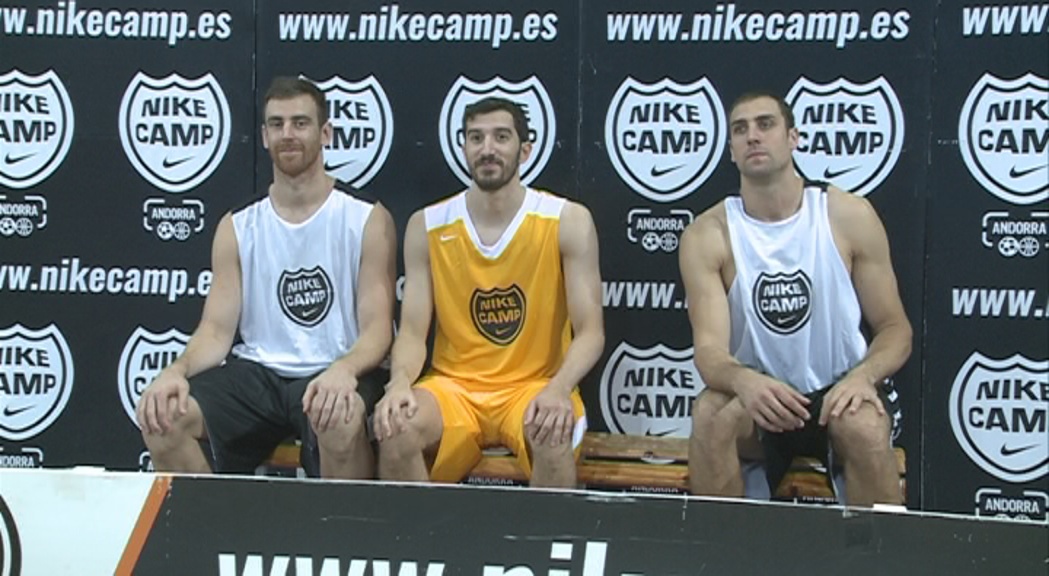 Els jugadors de l'ACB Guillem Vives, Pablo Aguilar i Víctor Claver comparteixen el seu bàsquet amb els més joves