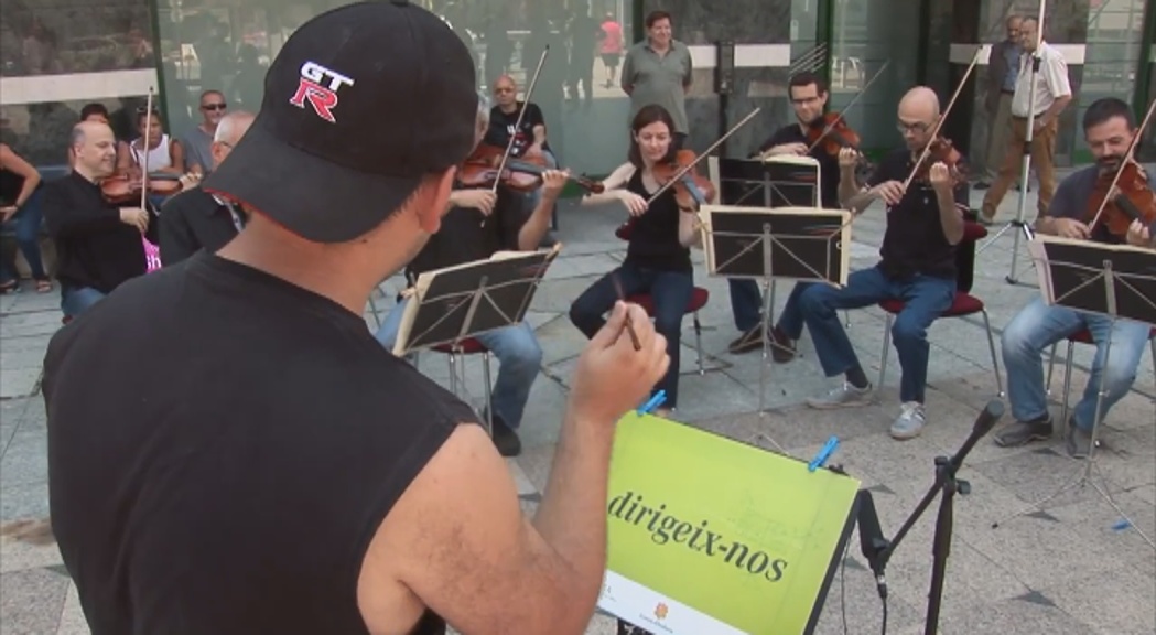 L'ONCA surt al carrer i la gent del públic dirigeix l'orquestra