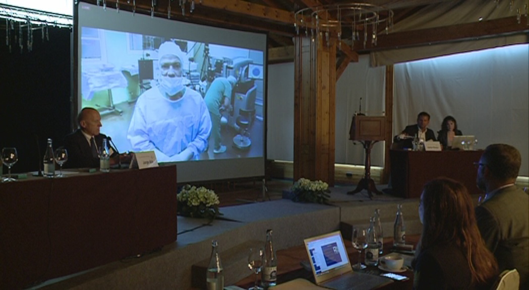 El doctor Hanneken fa dues operacions de cataractes pioneres al món a l’hospital de Meritxell