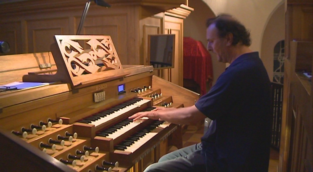 L'organista Ferruccio Bartoletti assaja a l'església de Sant Esteve
