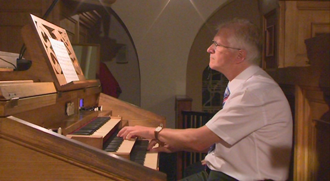 Michiels fa sonar l'orgue de l'església de Sant Esteve