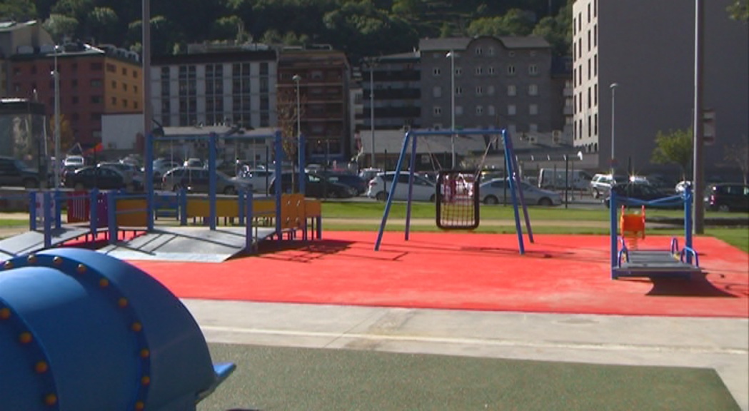 Escaldes inaugura el primer parc infantil per a nens amb mobilitat reduïda
