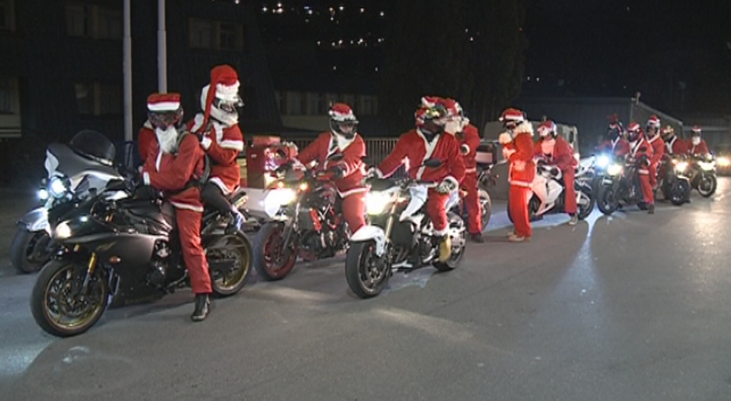 El Pare Noël es deixa veure a Andorra en moto