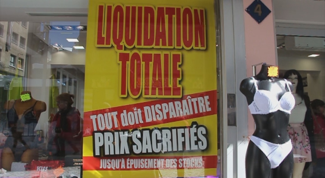 Reportatge: la meitat dels establiments del Pas de la Casa retolen exclusivament en francès
