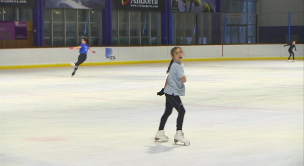 El patinatge artístic aplega diàriament una cinquantena d'alumnes a Canillo