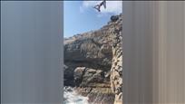 Pep Naudi prepara al mar el salt a categoria absoluta amb aquesta espectacular acrobàcia