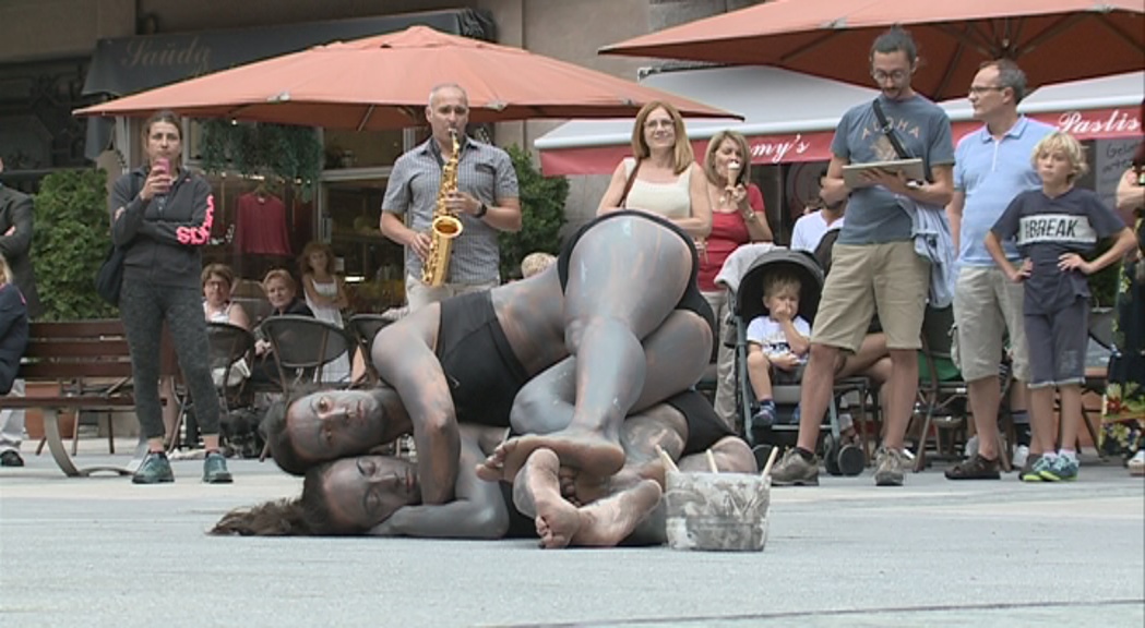 Una performance al carrer clou el "Body paint" d´Emma Regada a La Peixera