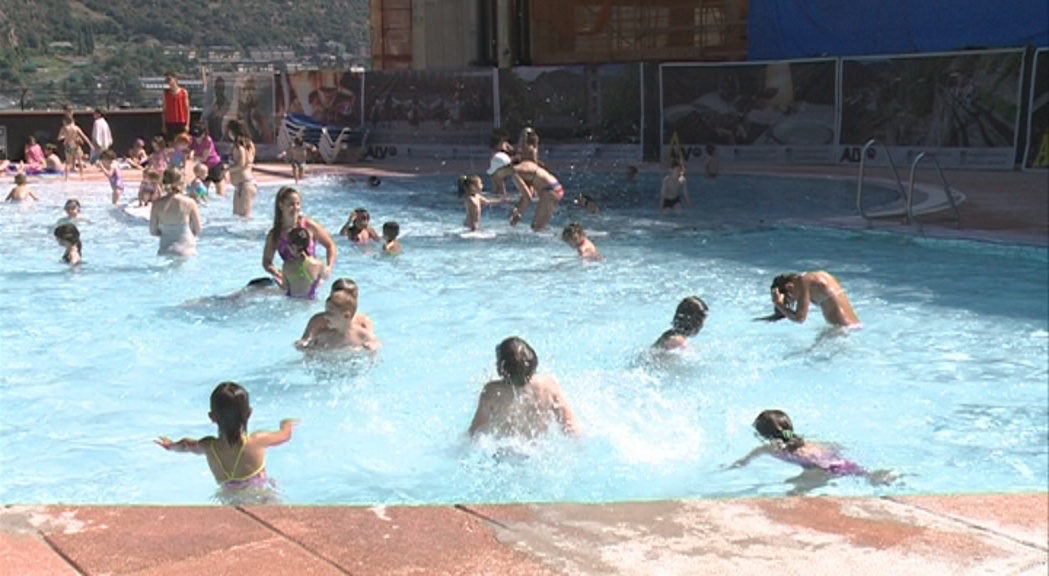 La Creu Roja recomana extremar les precaucions i augmentar la vigilància a les piscines per evitar ofegaments