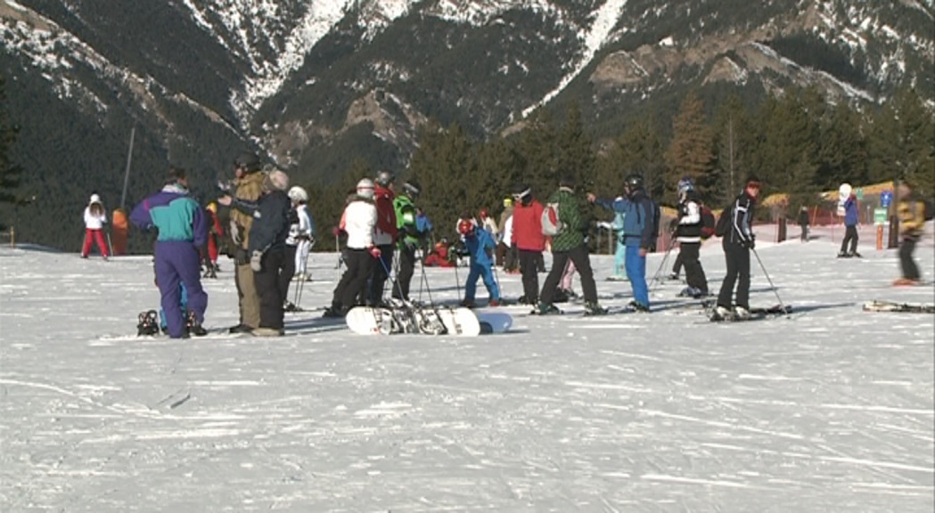 Els turistes no desaprofiten la neu i el bon temps a pistes