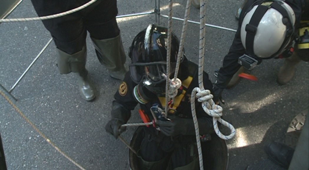 Els TEDAX de la policia es formen en la inspecció de la xarxa subterrània amb la guàrdia civil