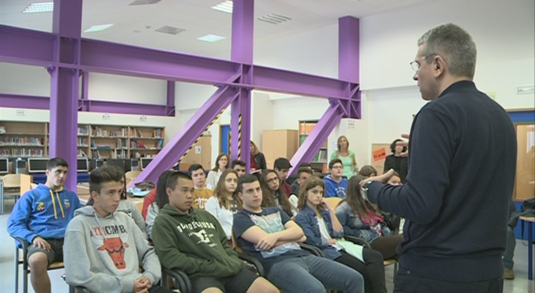 El guanyador del darrer Premi Carlemany apropa la ficció als alumnes de l'escola andorrana d'Encamp