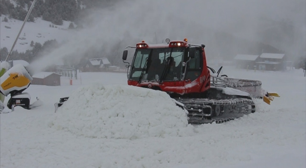 Reportatge: Així es preparen les estacions d'esquí per a la temporada d'hivern