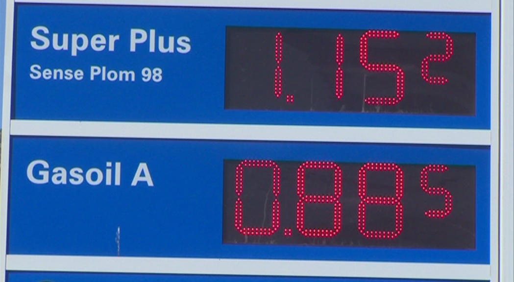 El preu de la benzina baixa fins a valors que no es veien des del 2010