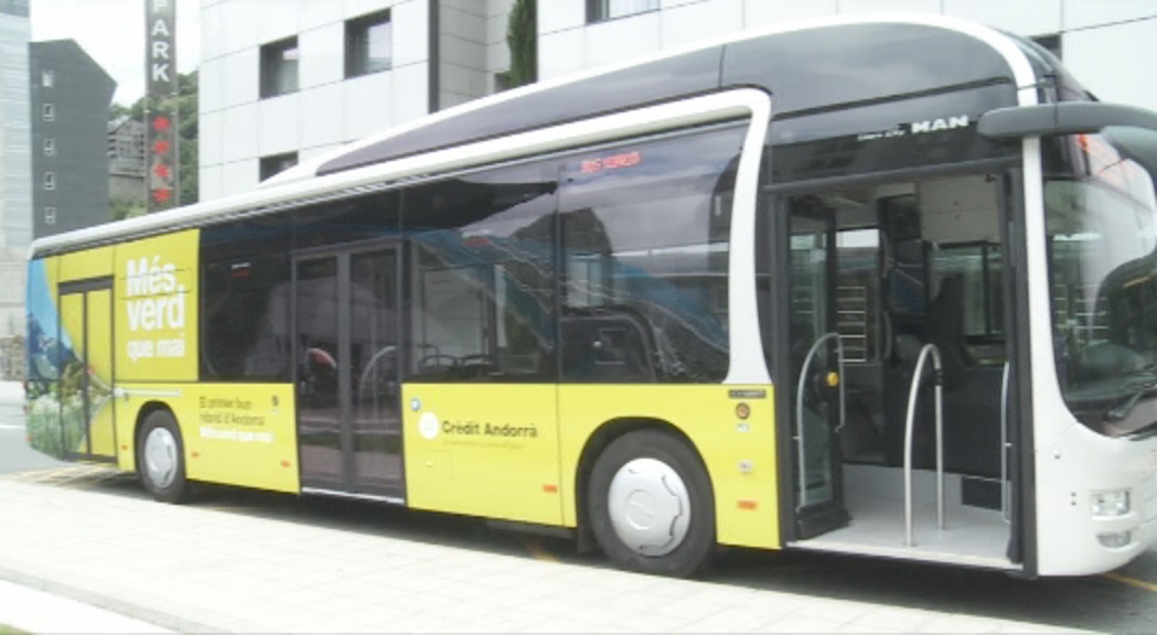 El primer autobús híbrid del país comença a circular