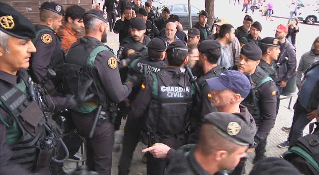 La policia espanyola entra als col·legis electorals per aturar el referèndum