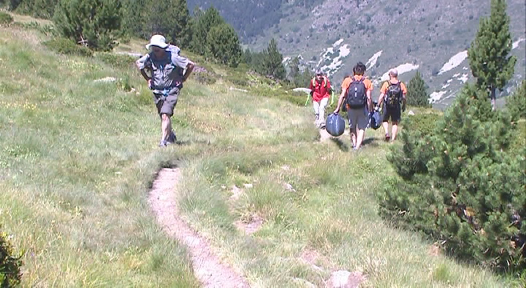 L'incivisme d'alguns excursionistes dificulta el treball de manteniment dels refugis
