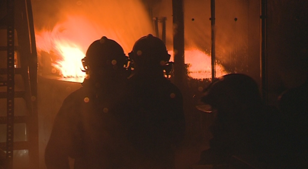 Reportatge: els aspirants a bomber s'enfronten al comportament del foc