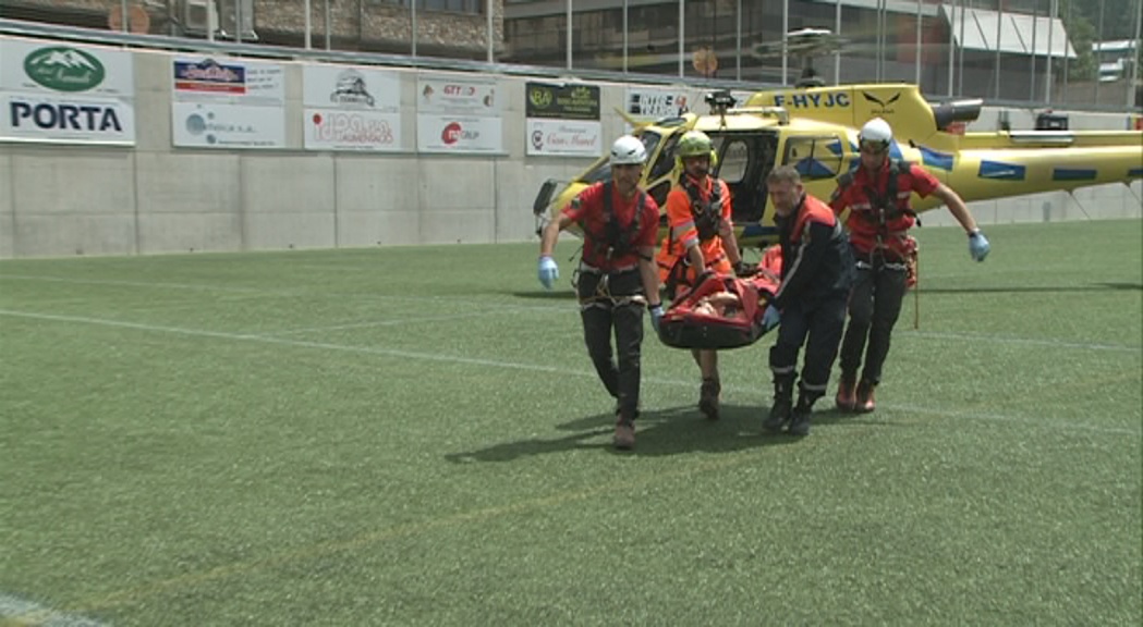 Els bombers rescaten tres ferits a la muntanya en una hora